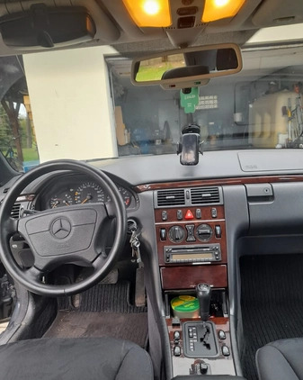 Mercedes-Benz Klasa E cena 20500 przebieg: 245000, rok produkcji 1997 z Kielce małe 92